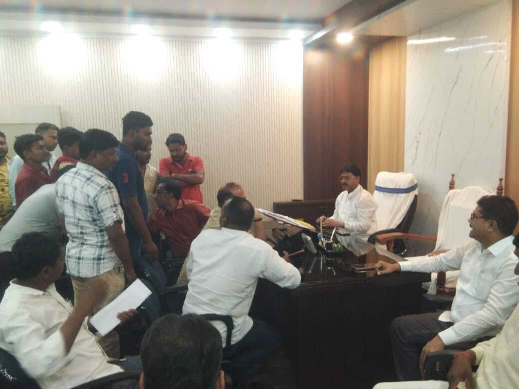 Sasaram News : सफाई एजेंसी व मजदूरों के बीच वार्ता के बाद हड़ताल समाप्त