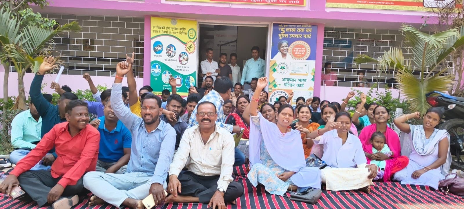 Bokaro News : बेमियादी हड़ताल पर गये आउटसोर्सिंग स्वास्थ्य कर्मी