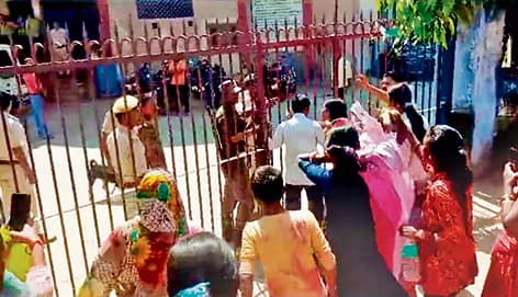 Gaya News : थाने के बाहर हंगामा, एएसआइ का पिस्टल छीनने का प्रयास