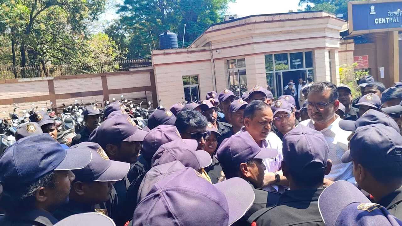 Ranchi News : सीआइपी में महिला सुरक्षा गार्डों और सीएमओ के बीच धक्का-मुक्की, हंगामा