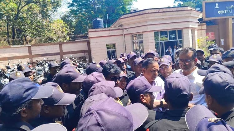 Ranchi News : सीआइपी में महिला सुरक्षा गार्डों और सीएमओ के बीच धक्का-मुक्की, हंगामा