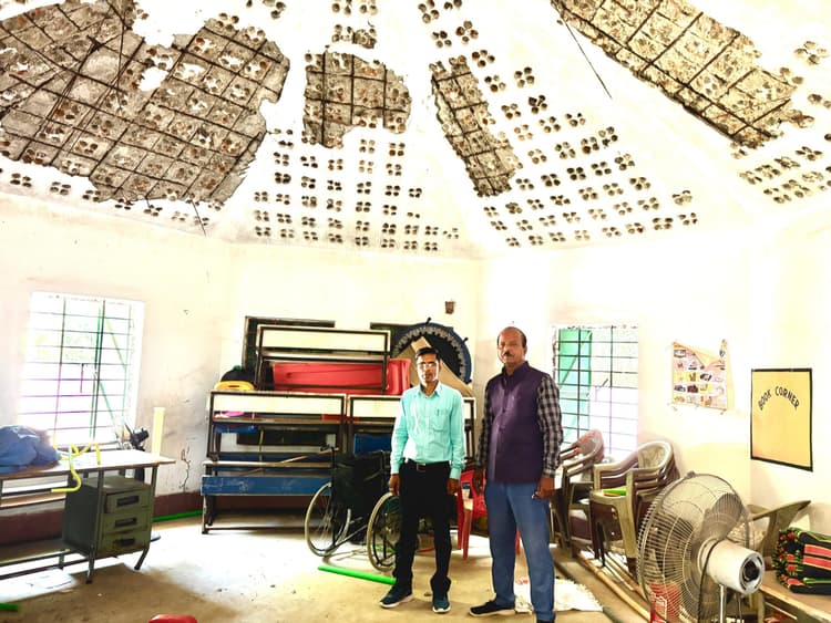 East Singhbhum News : मौदाशोली प्रावि भवन जर्जर, हादसे का खतरा, एक कमरे में होती है पढ़ाई