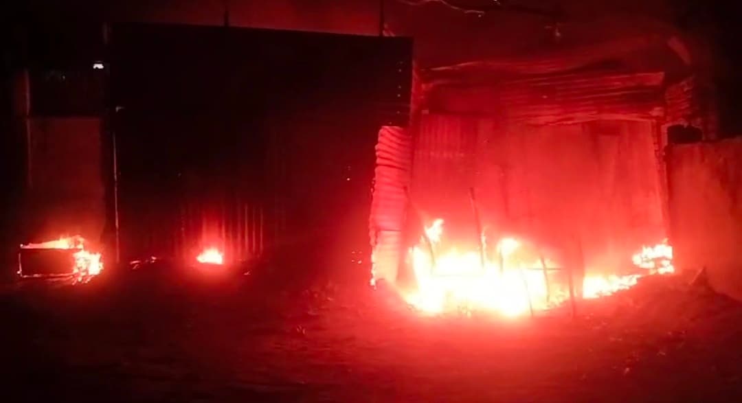 कबाड़ी दुकान में लगी आग, लाखों की क्षति