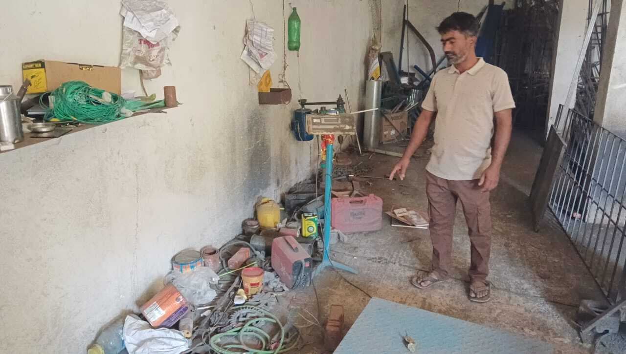 ग्रिल दुकान का शटर उखाड़ चोरों ने उड़ायी पांच लाख रुपये की संपत्ति