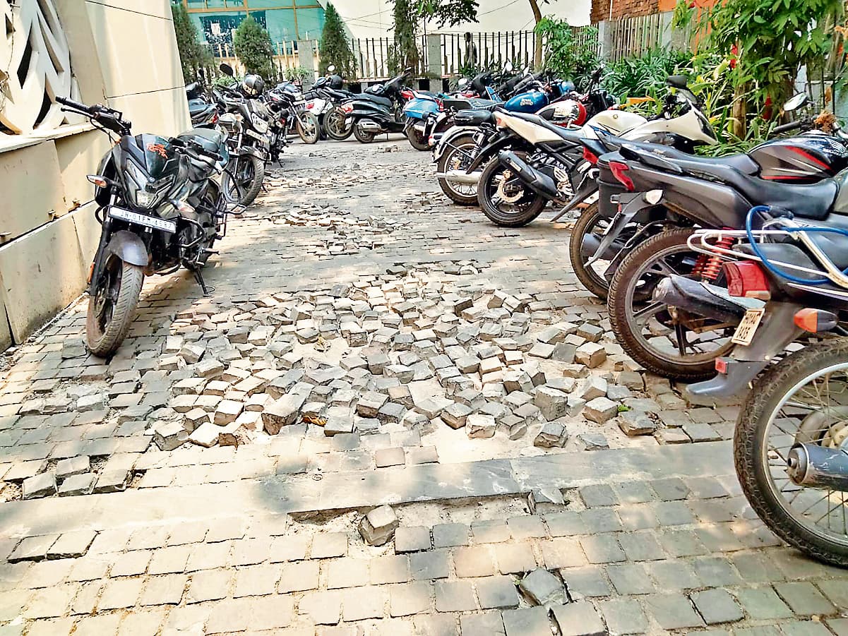 Ranchi News : नगर निगम परिसर की पार्किंग बेहाल