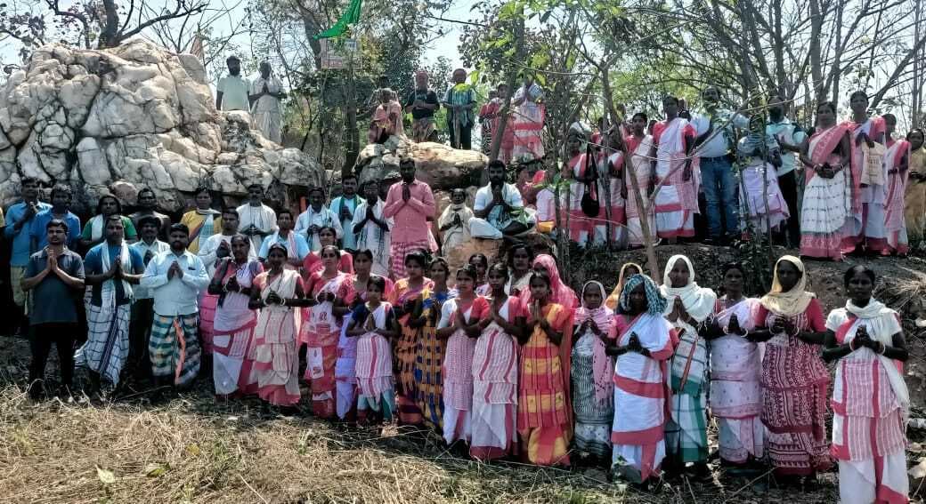 Jamshedpur News : ग्राम सभा ने किया धार्मिक स्थल का शुद्धीकरण, बाहरी लोगों के प्रवेश पर प्रतिबंध