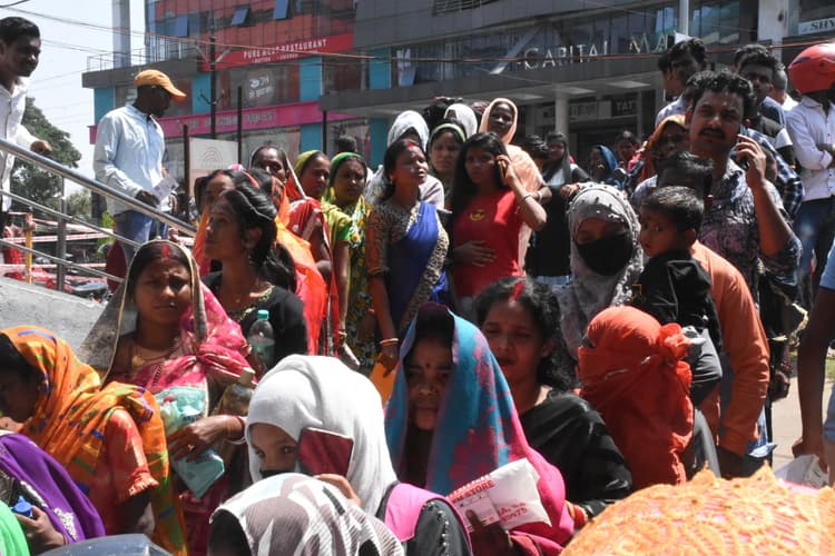 Dhanbad News : आधार केंद्र में मोबाइल नंबर जुड़वाने के लिए सुबह से ही कतार में लगी महिलाएं