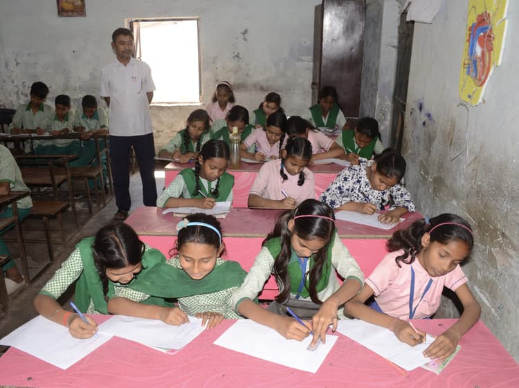 Dhanbad News : शिक्षकों ने करायी प्रश्नों की फोटो कॉपी, बाजार से खरीद कर दी कॉपी, तब शुरू हुई परीक्षा