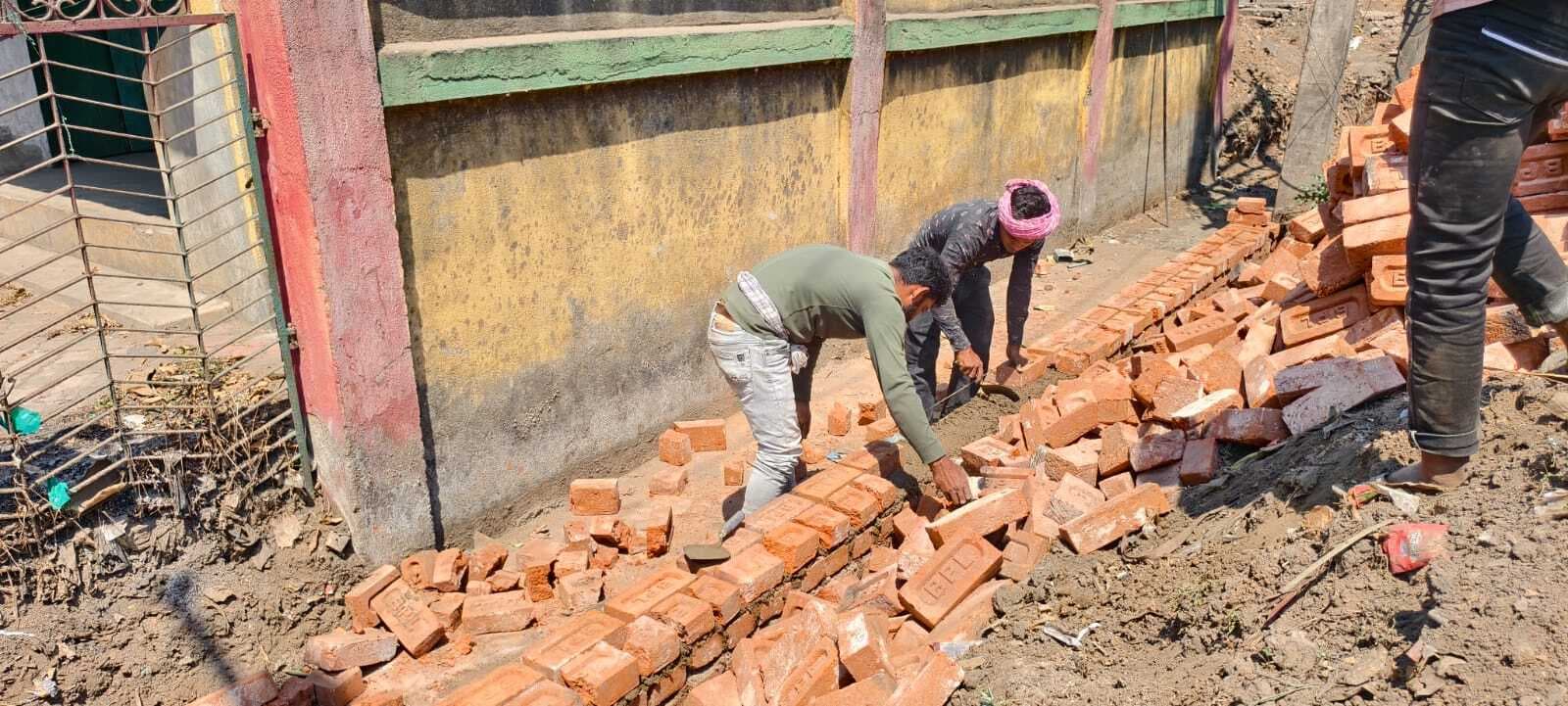 लोगों ने नाली निर्माण में घटिया सामग्री के इस्तेमाल का लगाया आरोप
