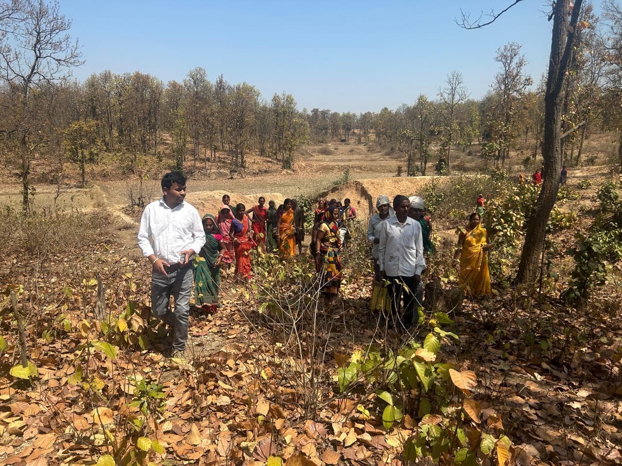 वनपाल ने ग्रामीणों के साथ मुरकी बिसाय जंगल का भ्रमण किया