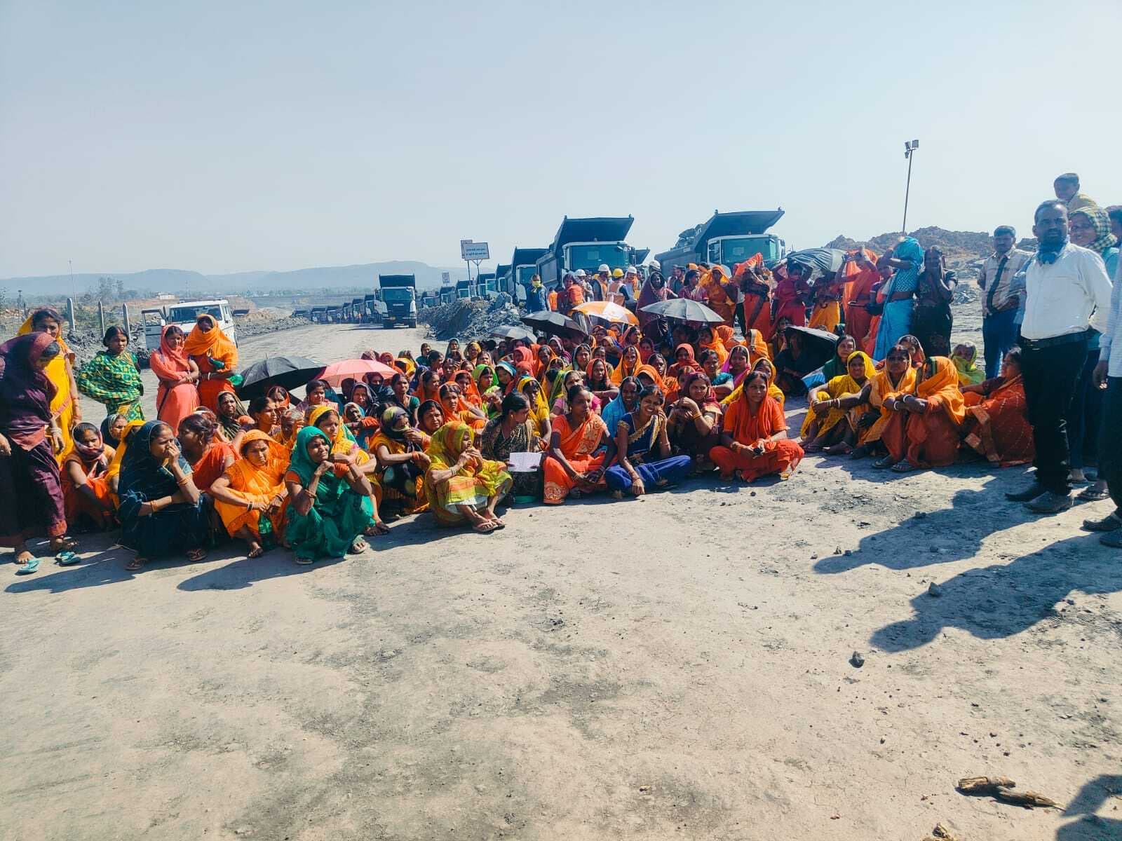 आठ सूत्री मांगों को लेकर दूसरे दिन भी धरना पर बैठी रहीं महिलाएं