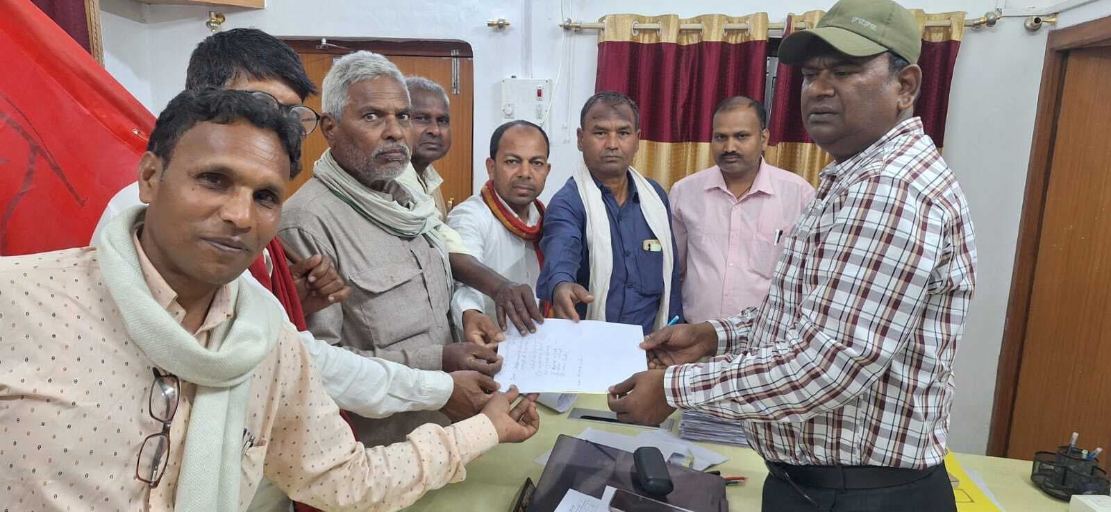 भाकपा माले कार्यकर्ताओं ने प्रखंड मुख्यालय में किया धरना प्रदर्शन, बीडीओ को सौंपा ज्ञापन