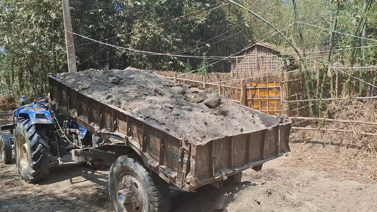 सड़क पर मिट्टी भरने में बरती जा रही है अनियमितता