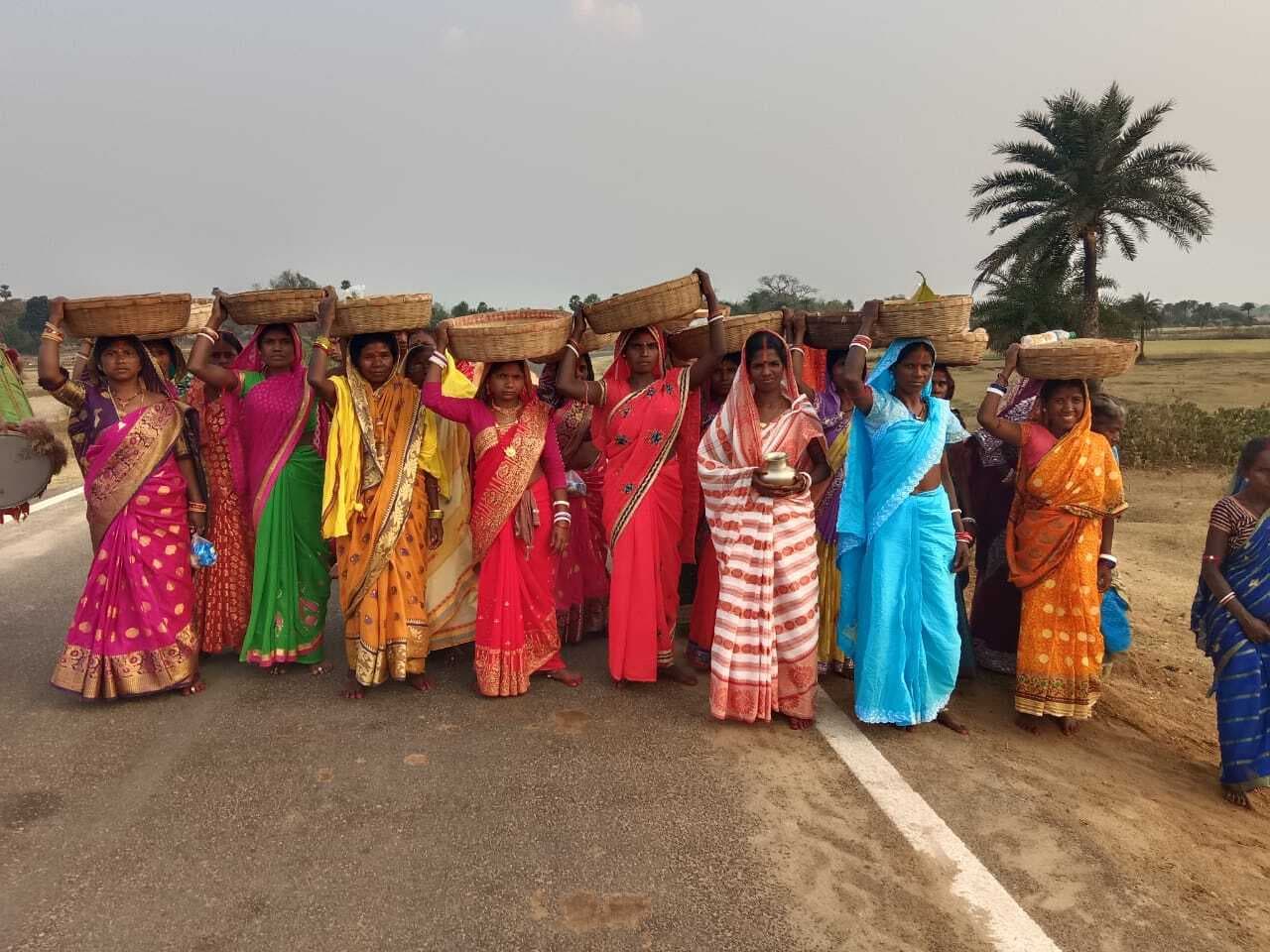 चैती काली पूजा के लिए महिलाएं कर रहीं भिक्षाटन