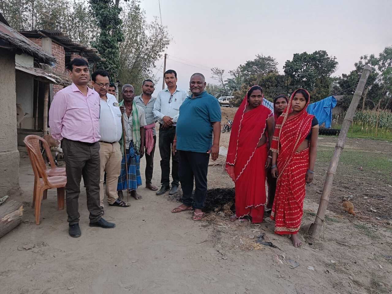 वरीय उप समाहर्ता ने किया डोर टू डोर सर्वे