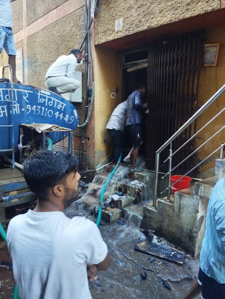 Ranchi news : अपर बाजार के गोविंद भंडार के गोदाम में लगी आग