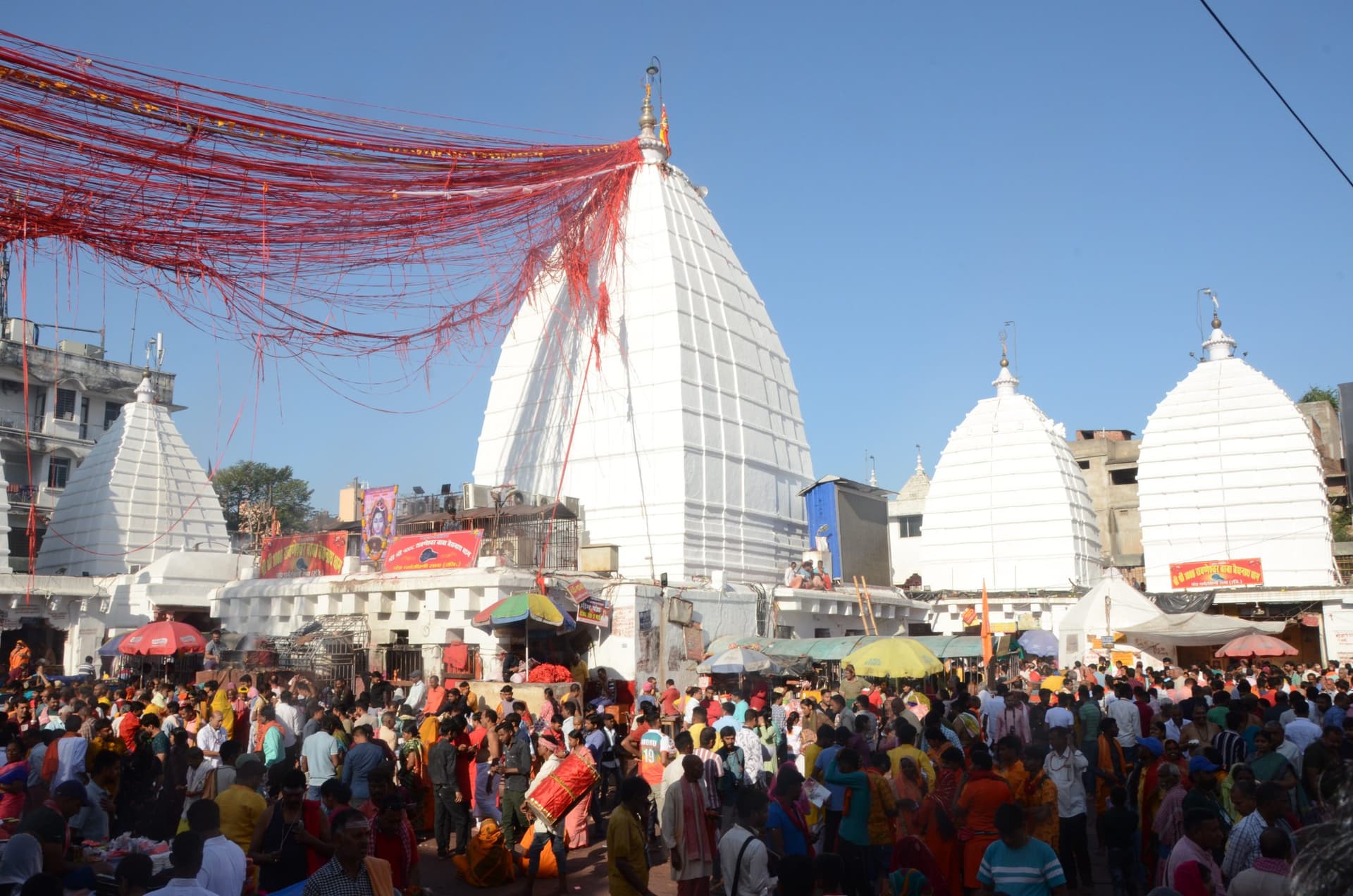 Deoghar news <bha>;</bha> बढ़ने लगी मंदिर में श्रद्धालुओं की संख्या, 2000 से अधिक लोगों ने कूपन लेकर किया जलार्पण