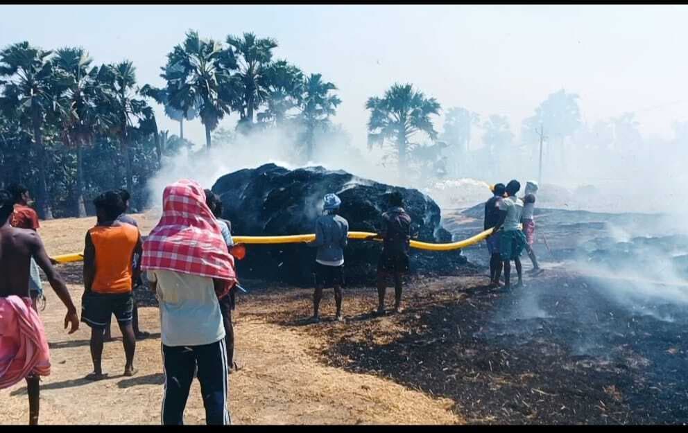 खलियान में रखे दो दर्जन से अधिक किसानों के रबी फसल जलकर राख