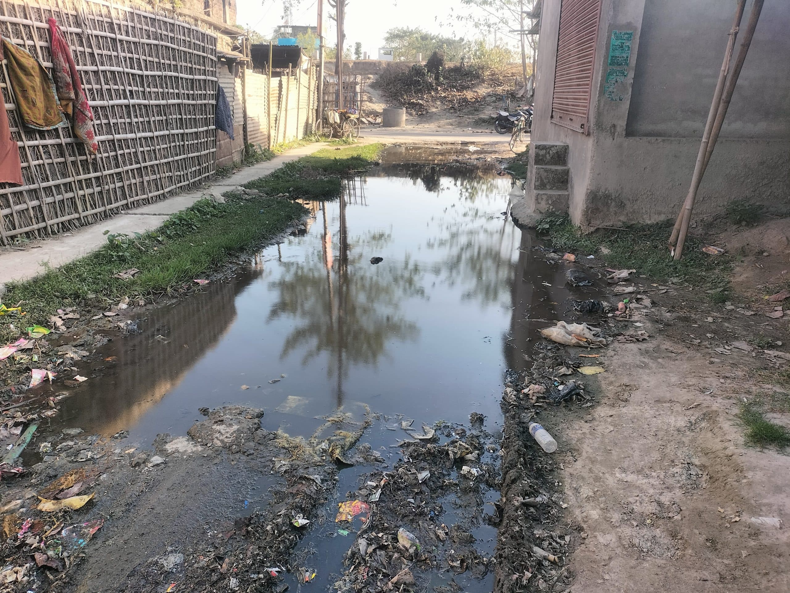 सड़क पर जल-जमाव से परेशान लोगों ने जताया आक्रोश