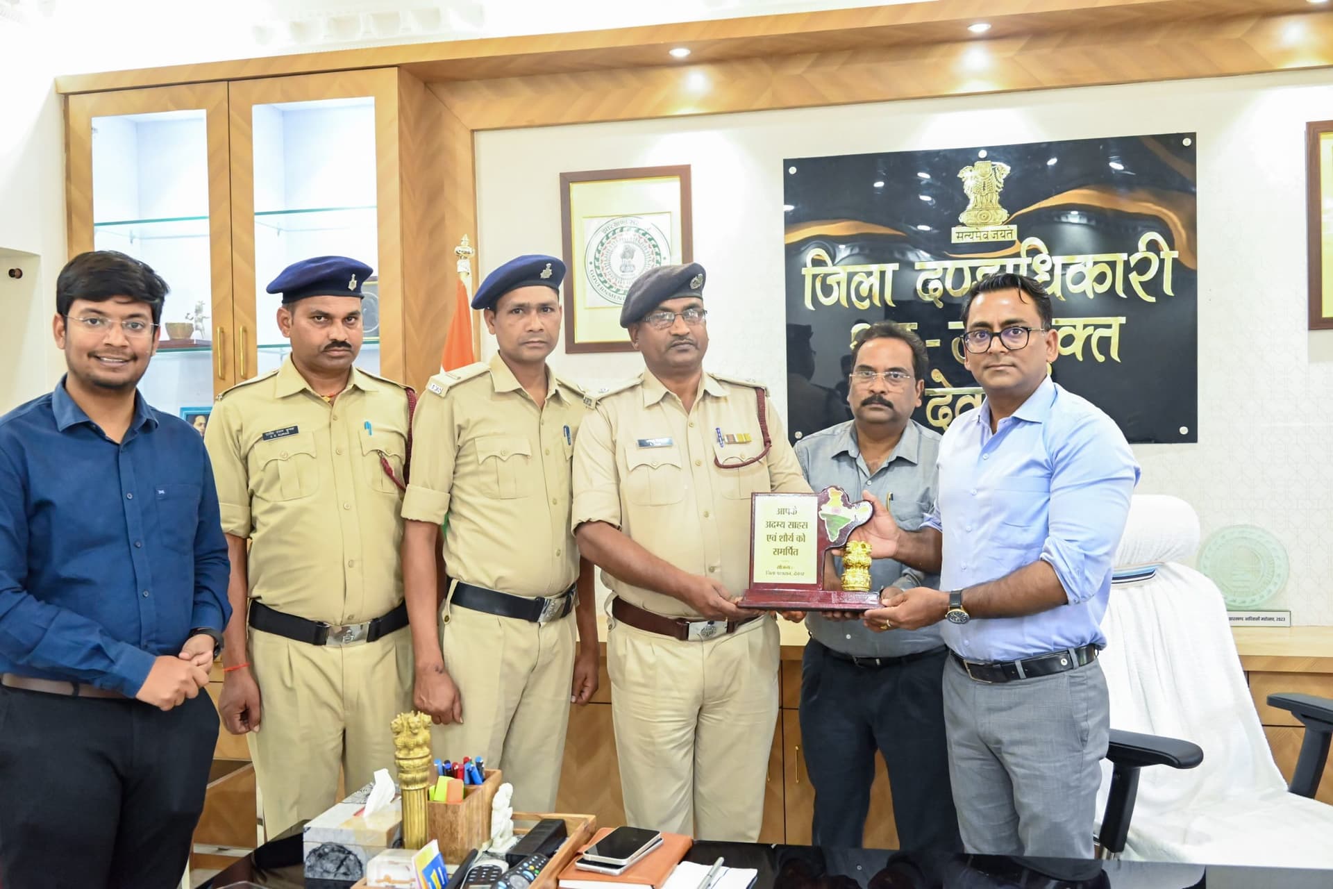 Deoghar news : डीसी ने अग्निशमन विभाग के अधिकारियों व कर्मियों को किया सम्मानित