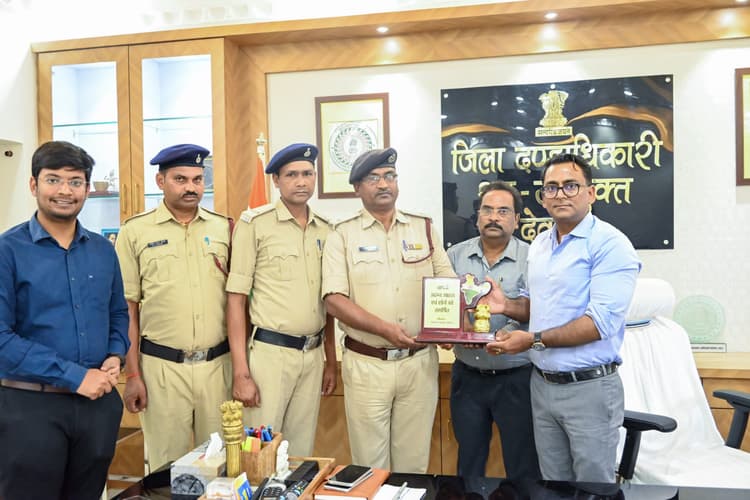 Deoghar news : डीसी ने अग्निशमन विभाग के अधिकारियों व कर्मियों को किया सम्मानित