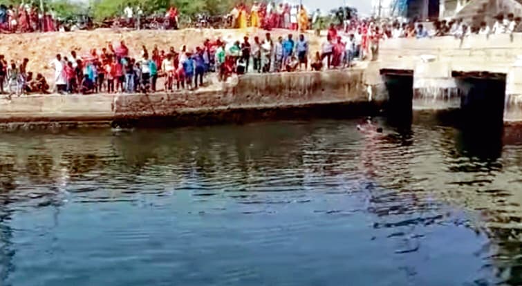 डीवीसी नहर में कूदकर महिला ने की आत्महत्या, पुलिस ने शव बरामद किया