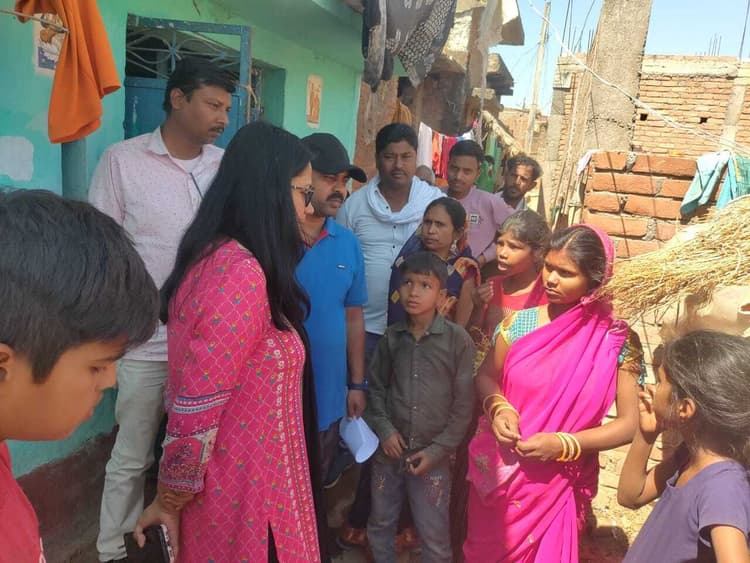 करहरिया पंचायत में चल रहे आवास सर्वे कार्य का बीडीओ ने लिया जायजा