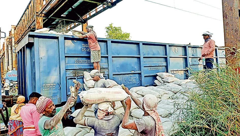 रघुनाथपुर थर्मल पावर प्लांट के फ्लाइ ऐश की अब मालगाड़ी से होने लगी ढुलाई