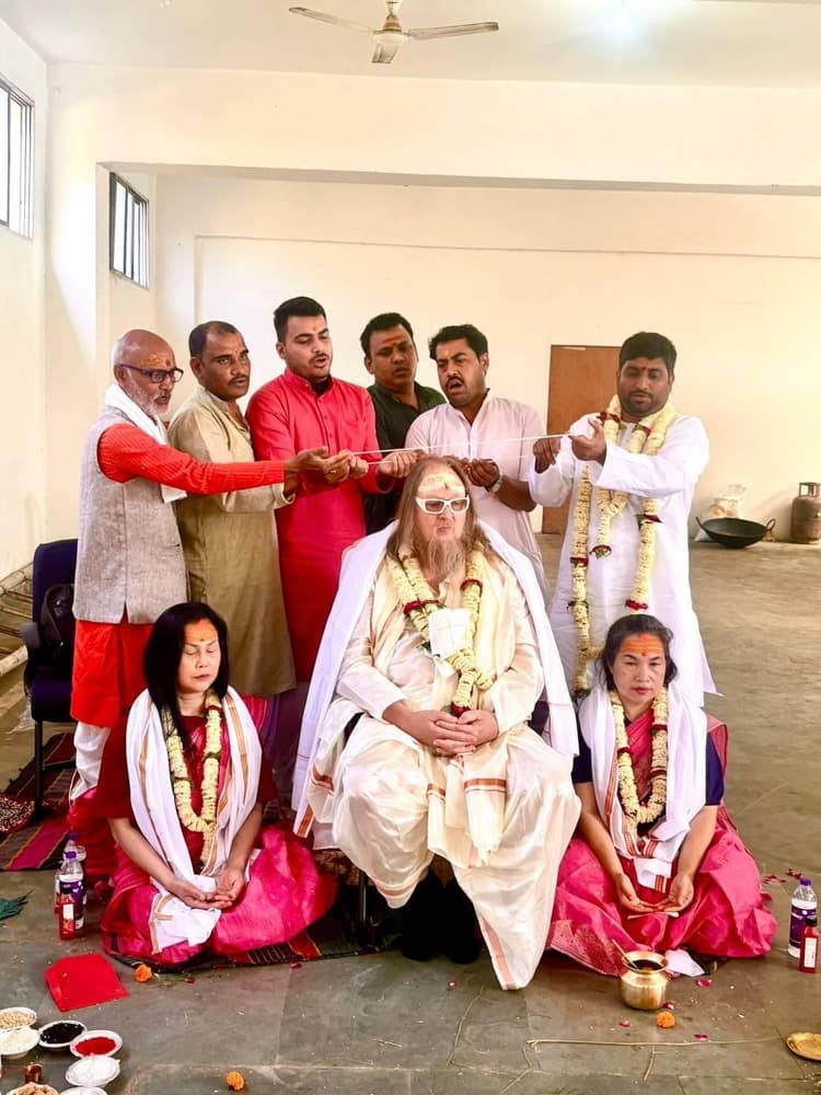 Gaya News : पूर्वजों की आत्मा की शांति के लिए जर्मनी के थॉमस गेरहार्ड ने किया पिंडदान