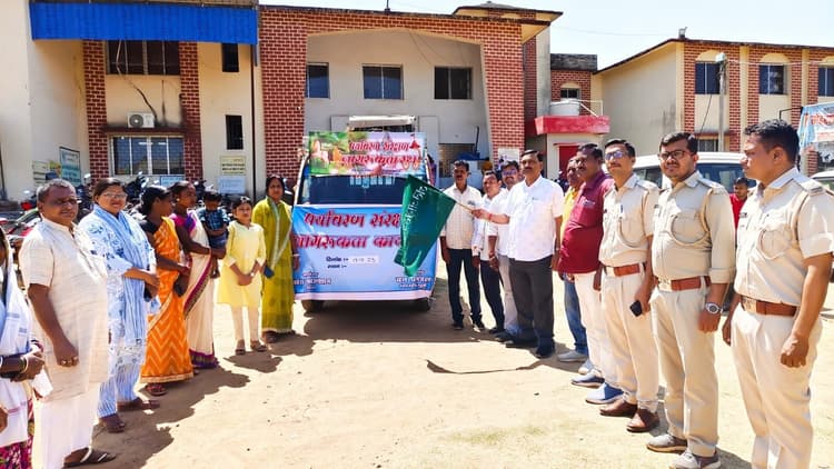 Giridih News :पर्यावरण सुरक्षा व जल संरक्षण को ले निकला जागरूकता रथ