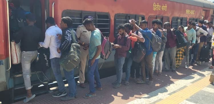 Bhagalpur News: अंग एक्सप्रेस के सामान्य बोगी में नहीं चढ़ पाये 50 से अधिक यात्री