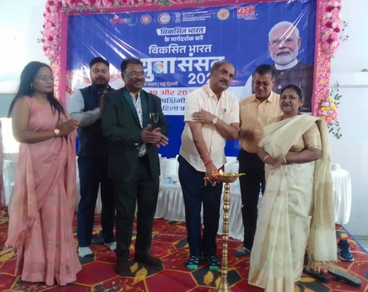 Chaibasa News : युवा संसद से युवाओं में नेतृत्व कौशल व सामाजिक समरसता बढ़ेगी : आयुक्त