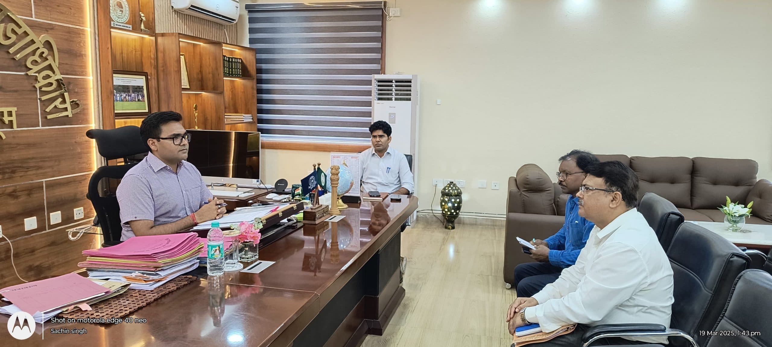 Chaibasa News : जिले में बंद 2167 चापाकलों की मरम्मत कर विशेष रंग से चिह्नित करें : डीसी