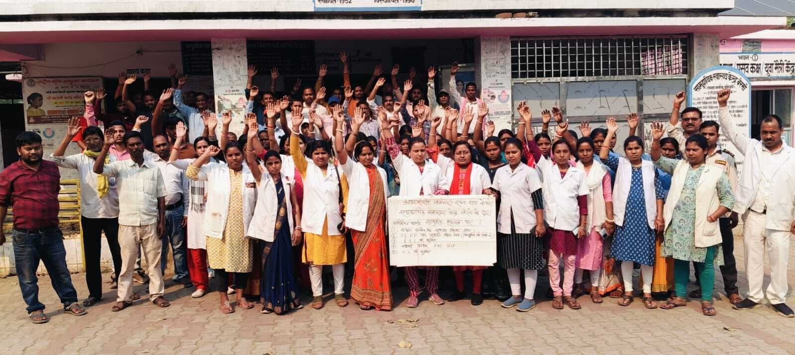 Bokaro News : आउटसोर्सिंग कर्मियों की हड़ताल से स्वास्थ्य सेवा प्रभावित