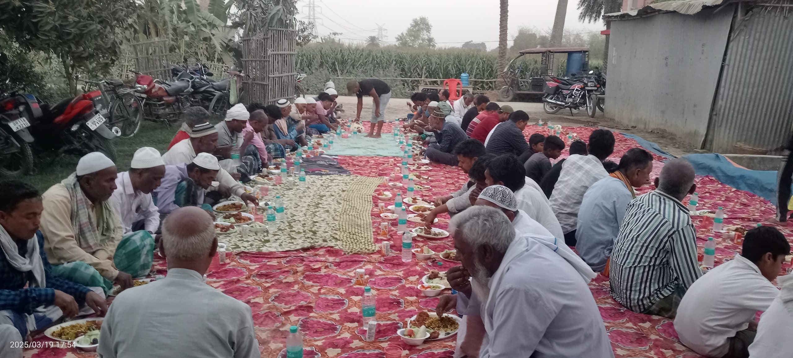 सतकोदरिया में पैक्स अध्यक्ष ने कराया इफ्तार