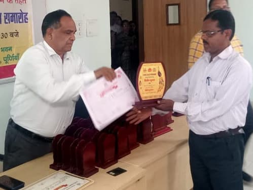 कन्या मध्य विद्यालय मजरा के प्रधानाध्यापक हुए सम्मानित