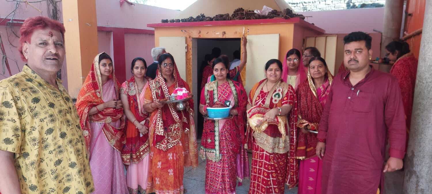 भक्तों ने की माता शीतला की पूजा-अर्चना