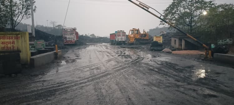 बारिश से खदानों में उत्पादन प्रभावित, सड़कें हुई कीचड़मय