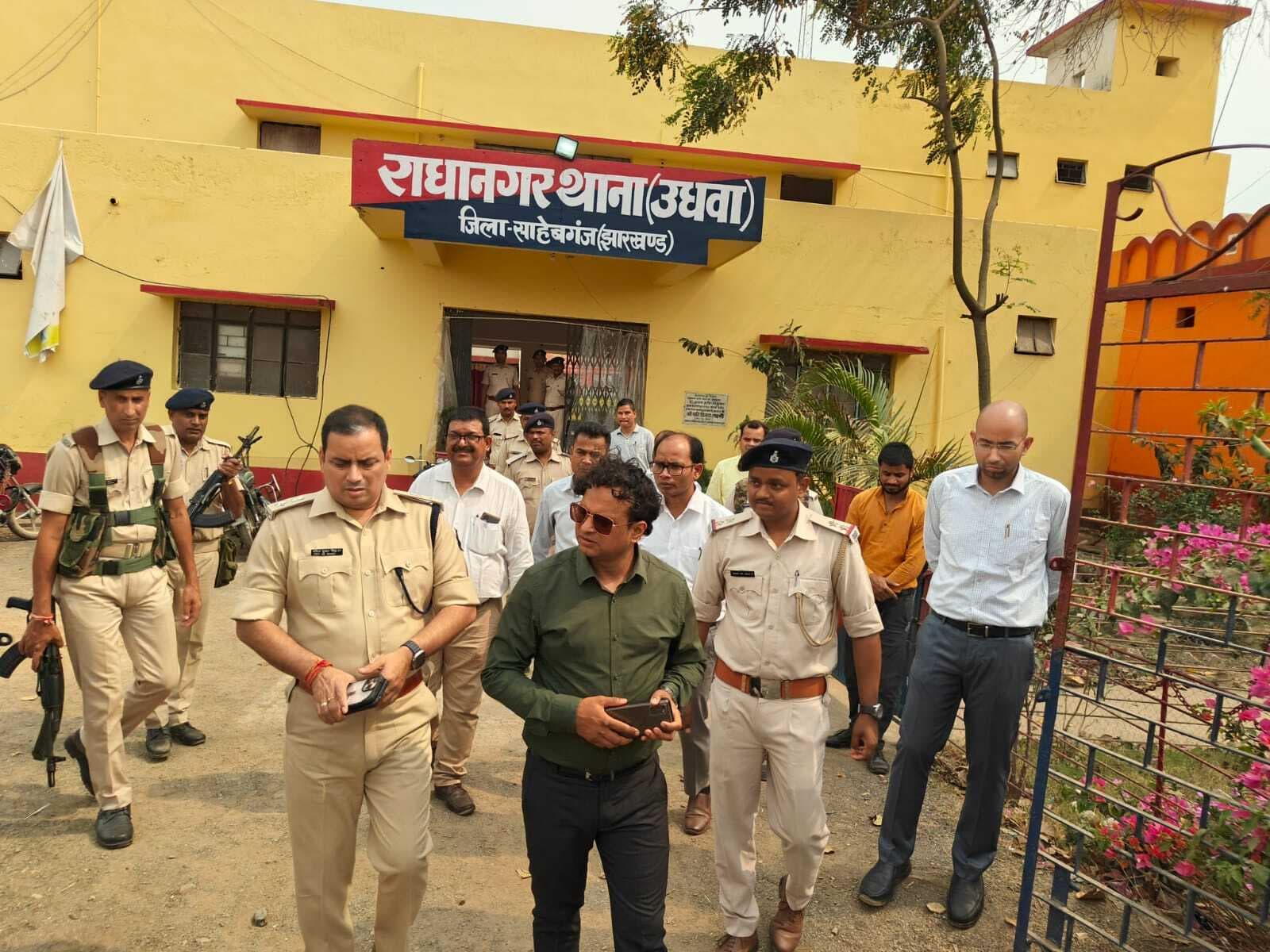 डीसी व एसपी ने किया थाना, ब्लॉक व उधवा झील का निरीक्षण