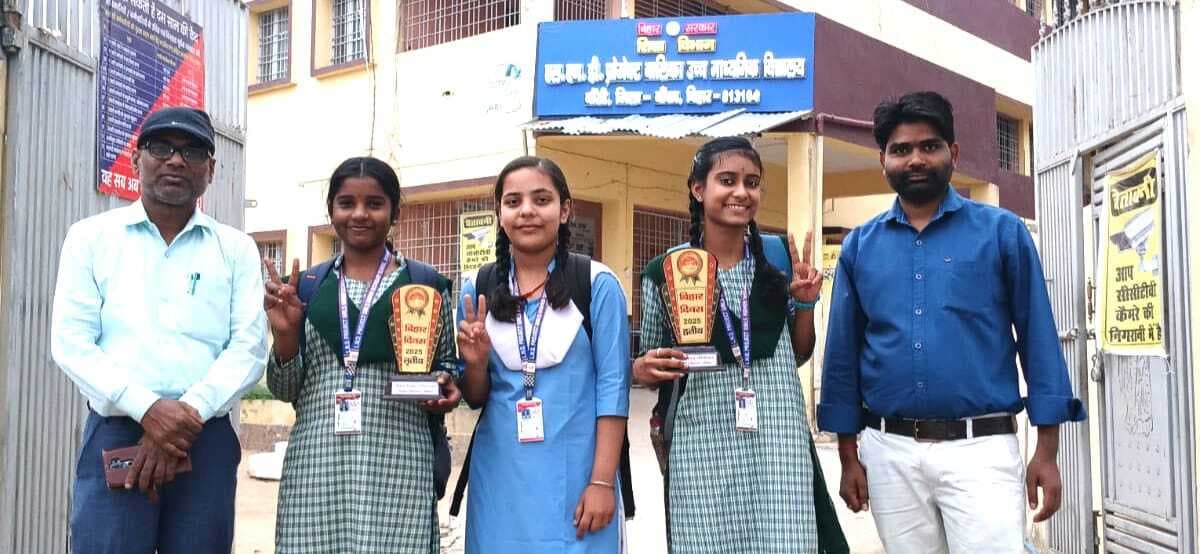 बेहतर प्रदर्शन करने वाली तीन छात्राएं सम्मानित