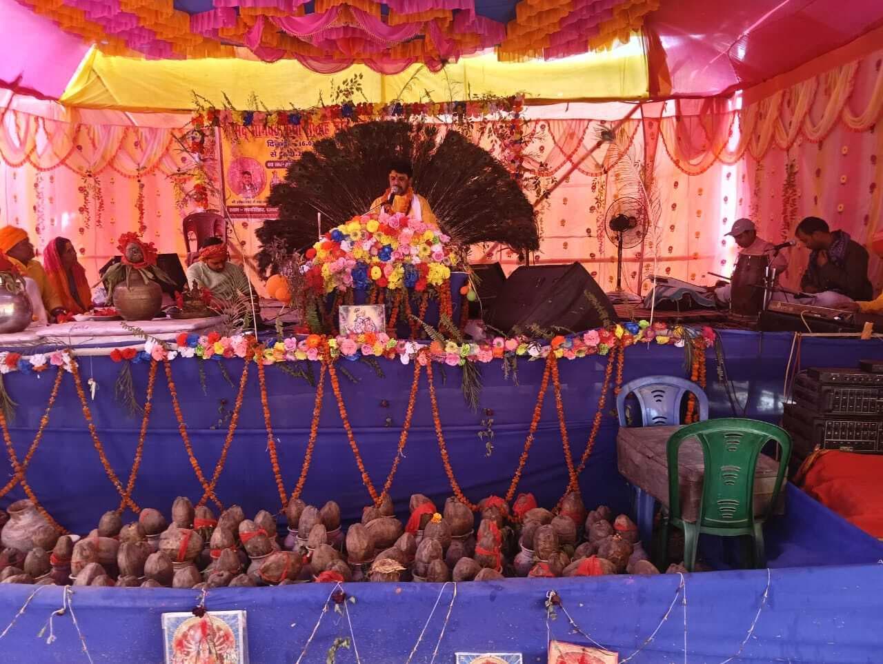 श्रीमद् भागवत कथा ज्ञान सप्ताह यज्ञ में उमड़ रहे श्रद्धालु