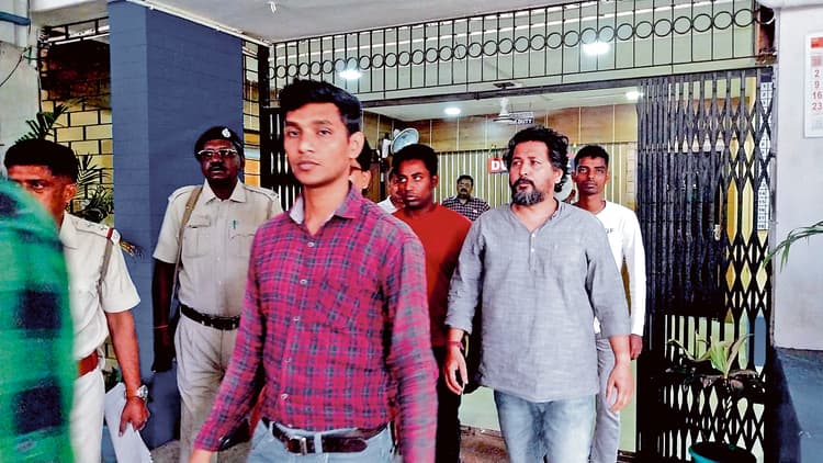 प्रदूषण बोर्ड दफ्तर के बाहर तोड़ा कानून, आठ को जेल