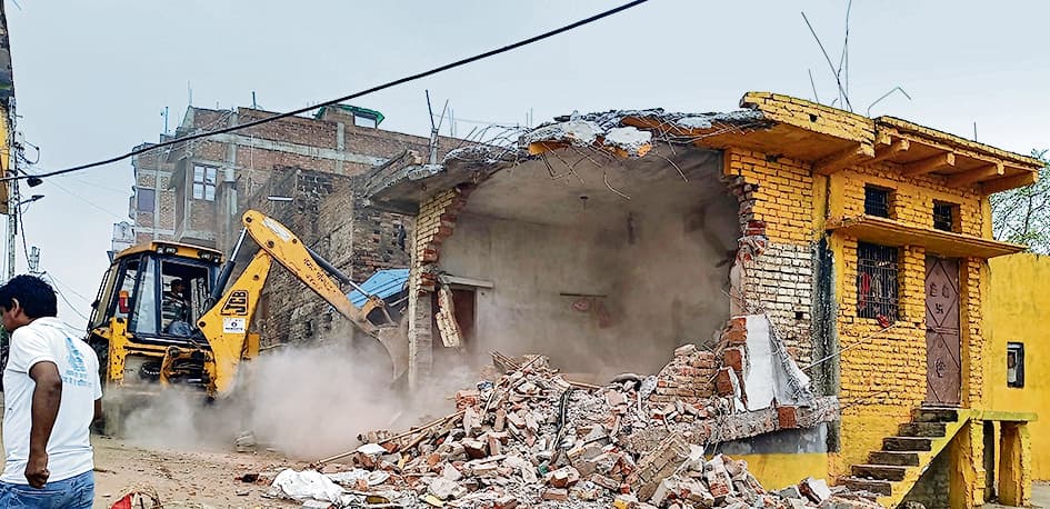 Buxar News: रामरेखाघाट पर अतिक्रमण कर बनाये गये तीन घर किये गये ध्वस्त