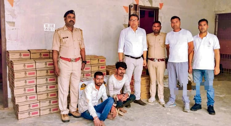 पिकअप में फर्जी नंबर प्लेट लगाकर शराब की तस्करी करते दो गिरफ्तार