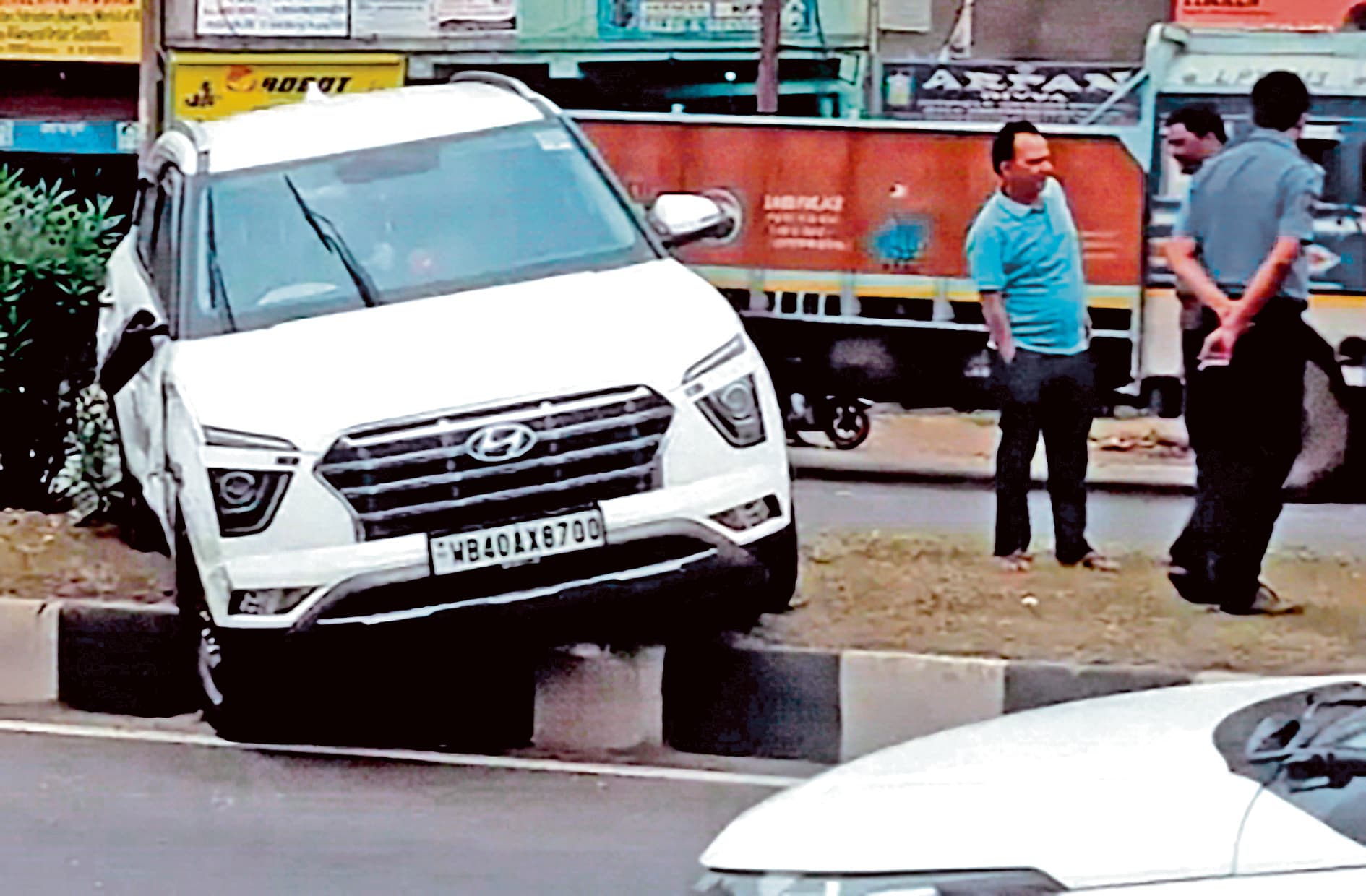 हादसा : ट्रक की ठोकर से कार बेकाबू होकर चढ़ी डिवाइडर पर