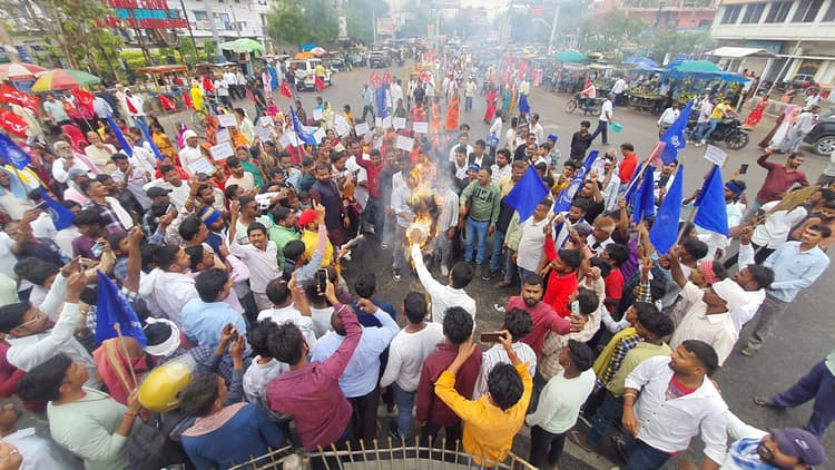 Aurangabad News: हत्या के खिलाफ भीम आर्मी ने समाहरणालय का घेराव