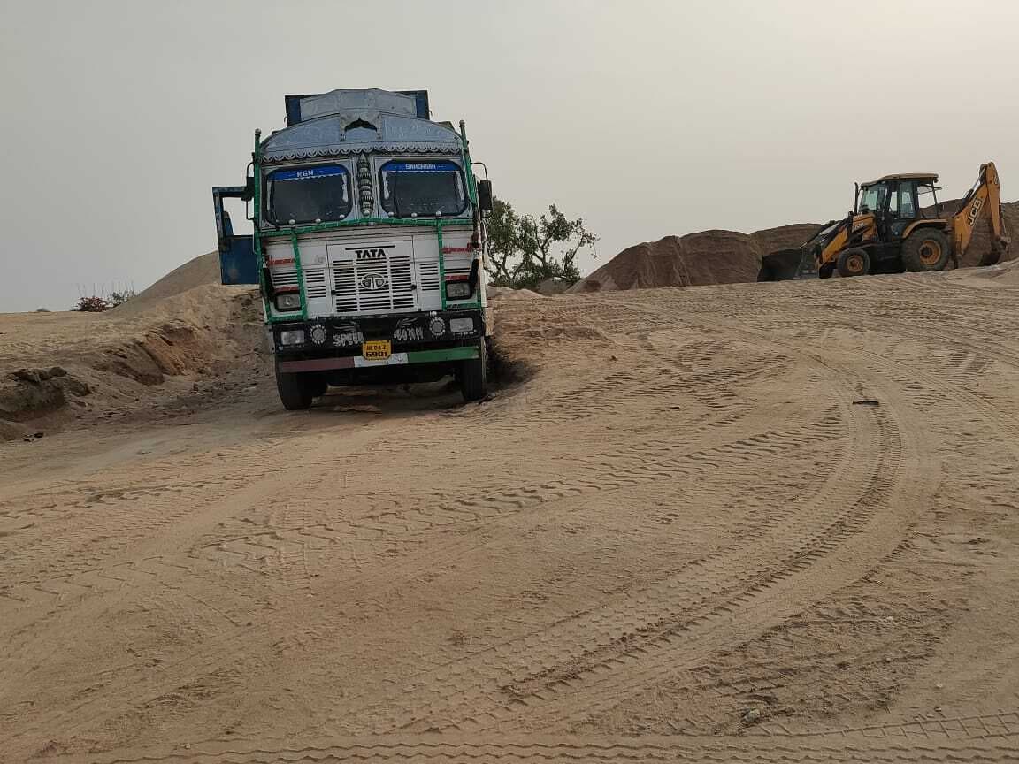 पतरो नदी घाटों से अवैध रूप से हो रही है बालू की ढुलाई
