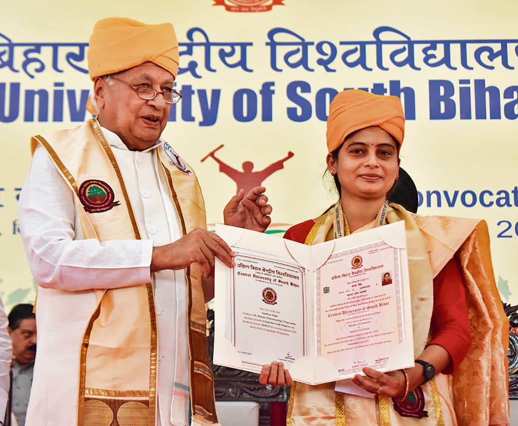 Gaya News : खुद को सिर्फ नौकरियों तक सीमित न रखें स्टूडेंट्स : राज्यपाल