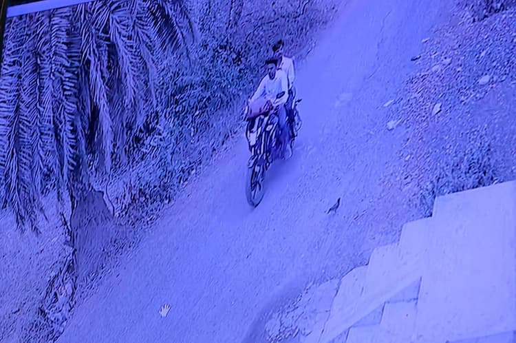 बाइक सवार दो लोग वृद्ध महिला के गले से चेन छीनकर हुए फरार, सीसीटीवी में कैद