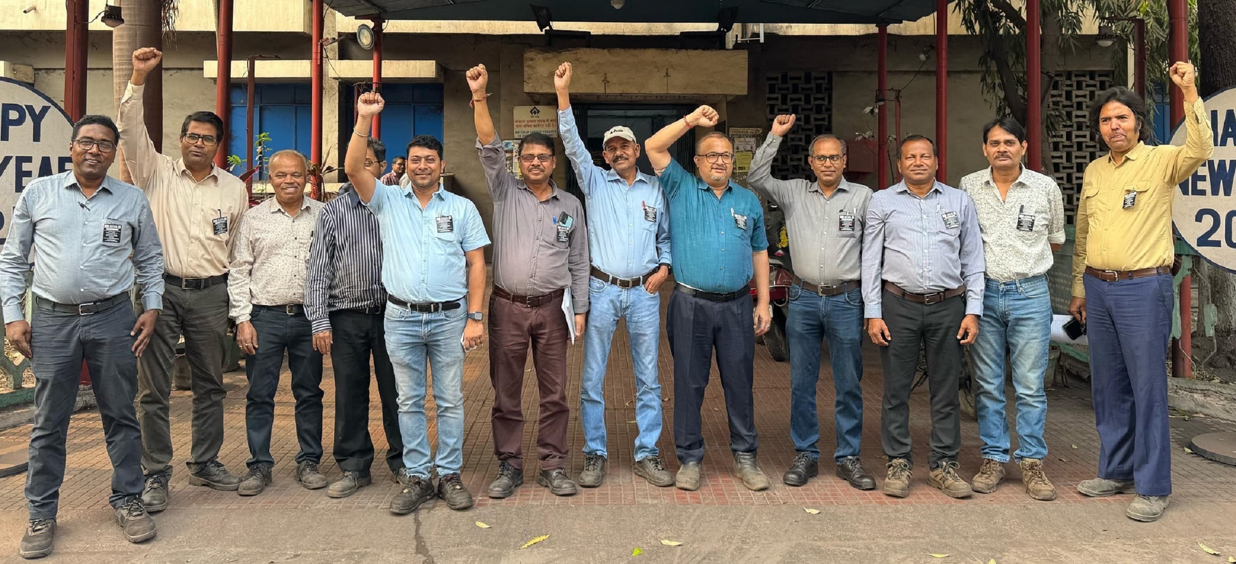 Bokaro News : बीएसएल अधिकारियों ने काला बिल्ला लगा किया काम